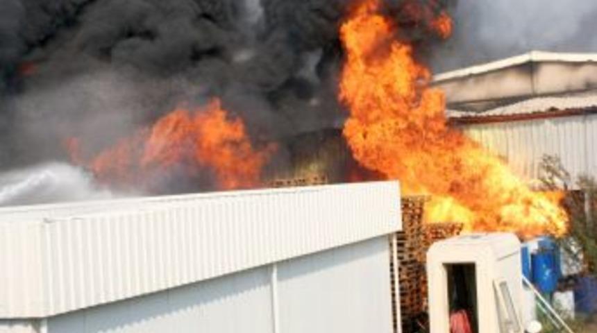 Belediye Başkan Vekili Aldırmaz, yangın &ccedil;ıkan fabrikada incelemelerde bulundu