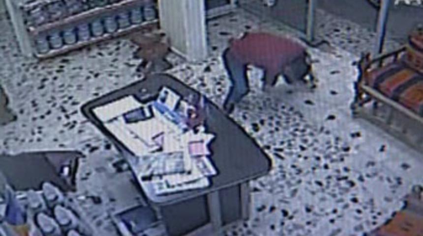 Petrol istasyonuna silahlı baskın kamerada