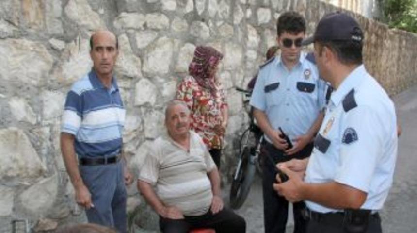 Dumanı fark eden komşuları, yaşlı &ccedil;ifti &ouml;l&uuml;mden kurtardı