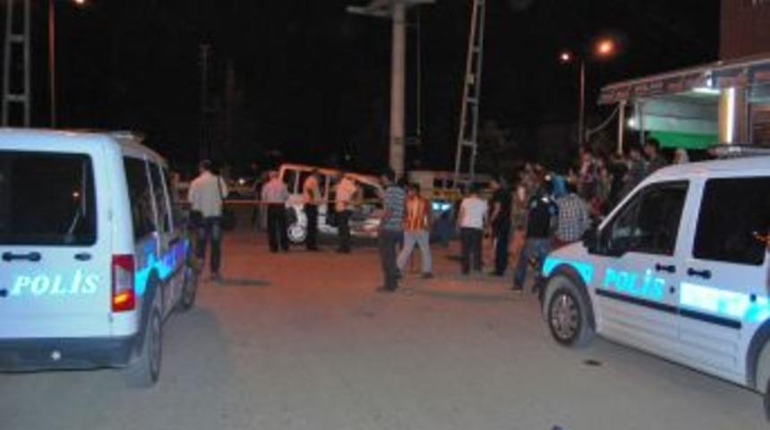 Tren otomobile &ccedil;arptı: 3 yaralı