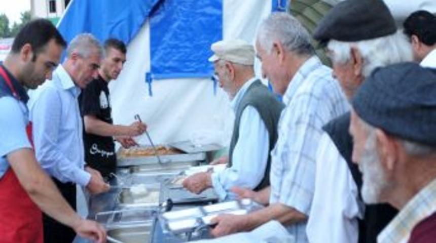 Erbaa iftar &ccedil;adırında her g&uuml;n 400 kişiye iftar