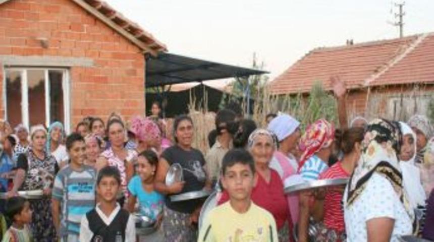 Bayındır Belediyesi Romanlara her g&uuml;n iftar yemeği dağıtıyor