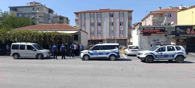 Kıraathane &ccedil;alışanı husumetlisini t&uuml;fekle vurdu 1