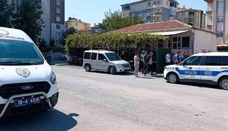 Kıraathane &ccedil;alışanı husumetlisini t&uuml;fekle vurdu