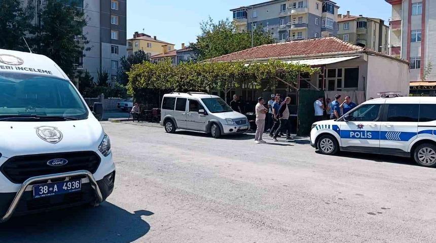 Kıraathane &ccedil;alışanı husumetlisini t&uuml;fekle vurdu