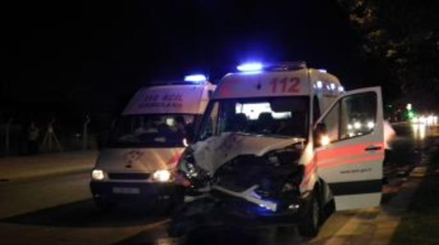 Hasta taşıyan ambulans araca &ccedil;arptı