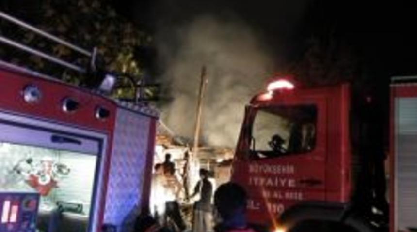 Hızla yayılan yangın, iki gecekonduyu k&uuml;l etti