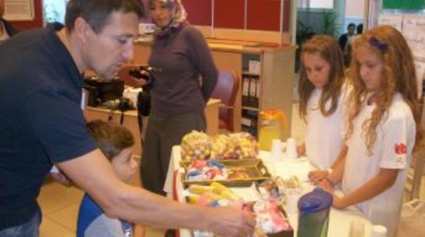 4 kız &ccedil;ocuğundan &ouml;rnek davranış: Somali i&ccedil;in tezgah a&ccedil;ıp satış yaptılar