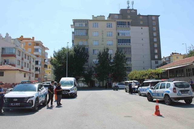 Kıraathane &ccedil;alışanı husumetlisini t&uuml;fekle vurdu 5