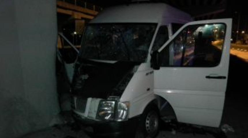 Sıkıştırılan ara&ccedil; direğe &ccedil;arptı: 3 yaralı