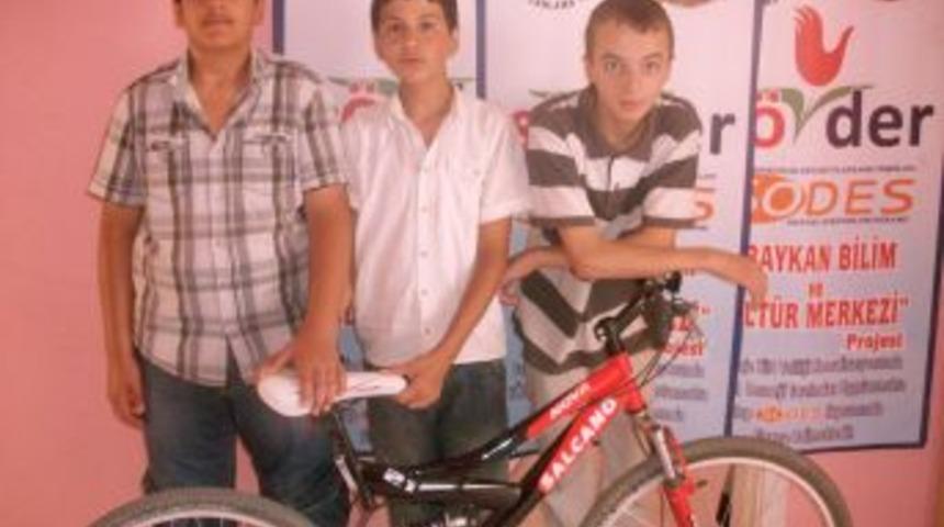 Başarılı &ouml;ğrenci bisikletle &ouml;d&uuml;llendirildi