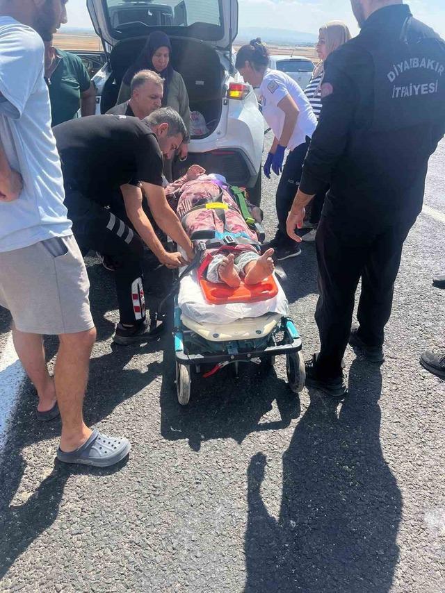 Diyarbakır’da otomobil ile traktör çarpıştı: 4 yaralı 4