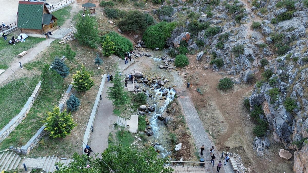 Bu su için kilometrelerce yol gidiyorlar: 2 dakika duramıyorlar! 5