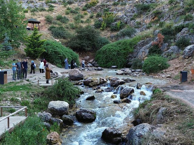 Bu su i&ccedil;in kilometrelerce yol gidiyorlar: 2 dakika duramıyorlar!