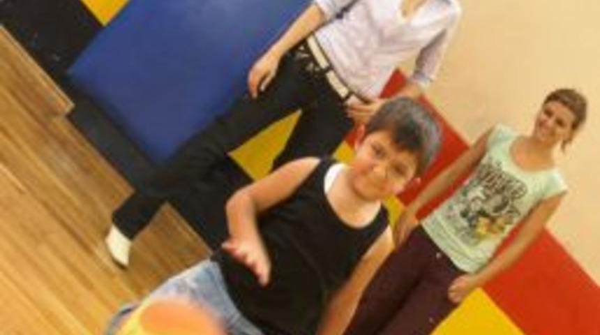 Bayan basketbolcular k&uuml;&ccedil;&uuml;k Şivan&rsquo;ın hayalini ger&ccedil;ekleştirdi