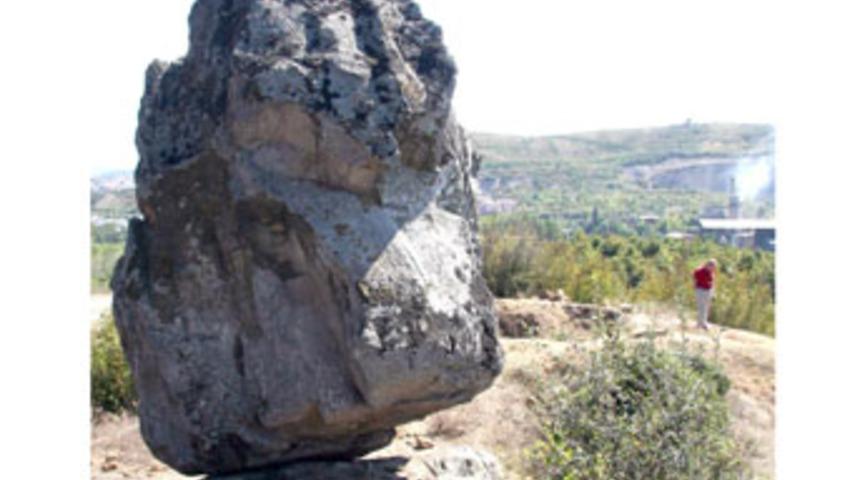 Bu kaya burada nasıl duruyor?