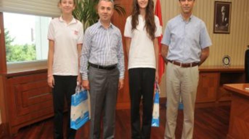 D&uuml;nya şampiyonu voleybolcular Başkan Uzun&rsquo;u ziyaret etti