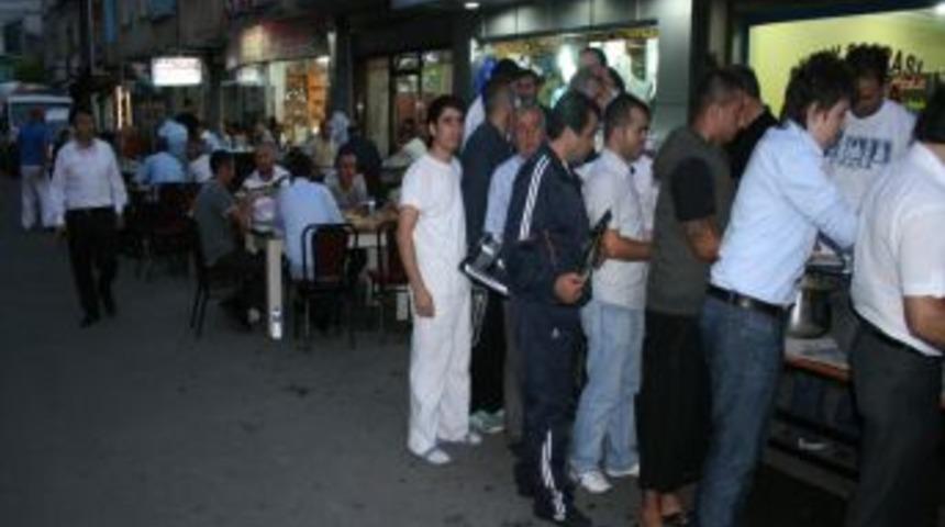 Kozlu Yeni &Ccedil;arşı esnafı, vatandaşları iftarda buluşturdu