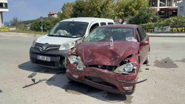 Samsun&rsquo;da otomobil ile hafif ticari ara&ccedil; &ccedil;arpıştı: 2 yaralı 3