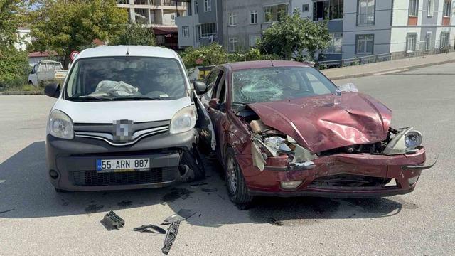 Samsun&rsquo;da otomobil ile hafif ticari ara&ccedil; &ccedil;arpıştı: 2 yaralı 2