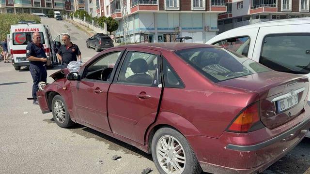 Samsun&rsquo;da otomobil ile hafif ticari ara&ccedil; &ccedil;arpıştı: 2 yaralı 1