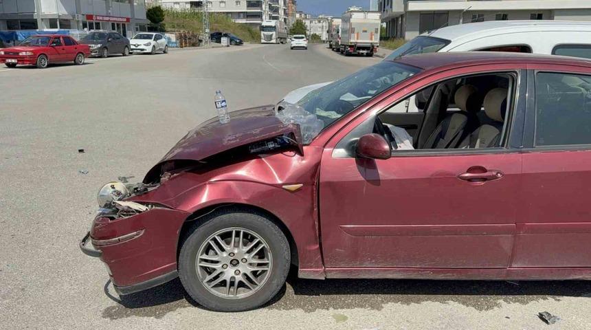 Samsun&rsquo;da otomobil ile hafif ticari ara&ccedil; &ccedil;arpıştı: 2 yaralı