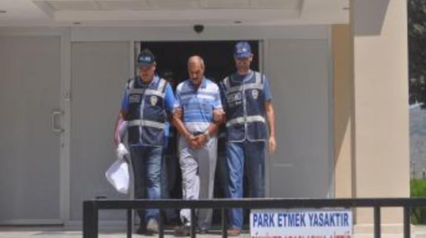 Bah&ccedil;esine &ccedil;i&ccedil;ek yerine kenevir dikmiş