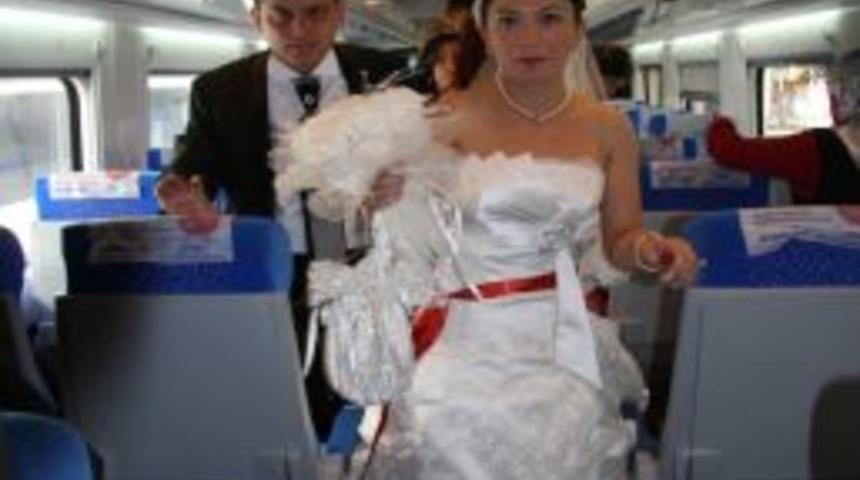 Hızlı tren gelin arabası oldu