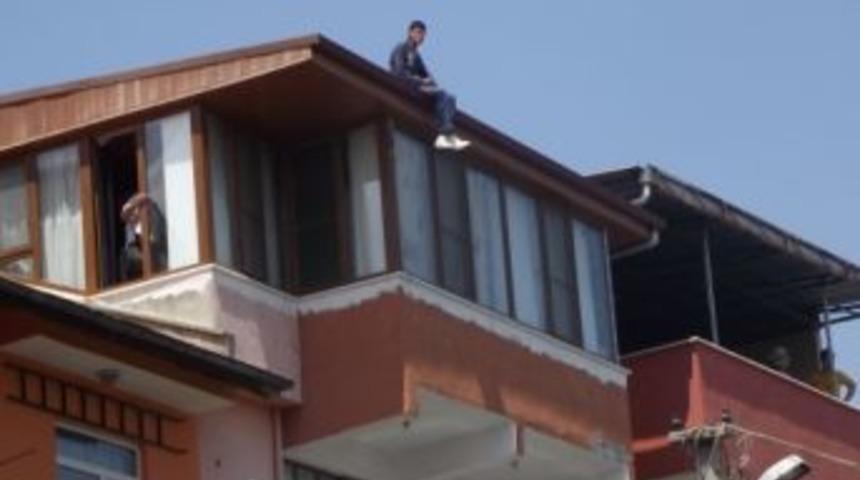 Çatıdan atlamak isteyen genç, zor ikna edildi