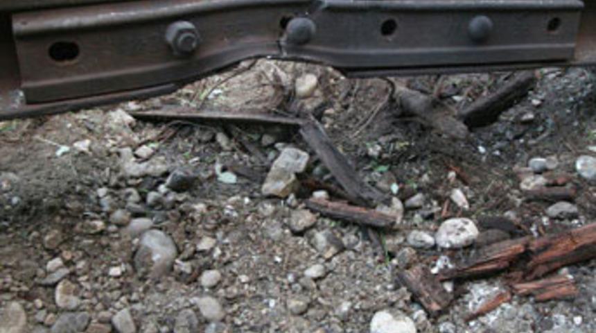 PKK tren yoluna bomba koydu