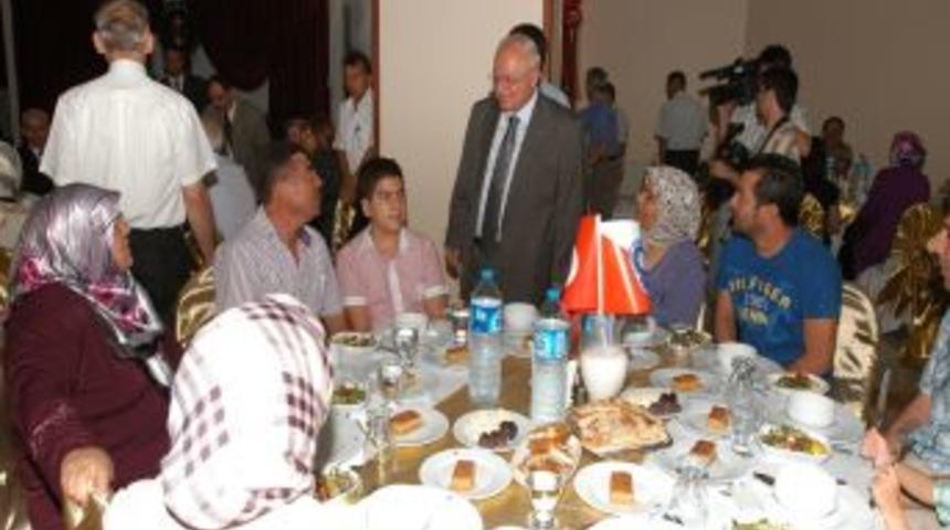 Denizli Valisi Erkmen, şehit yakınları ve gazilere iftar verdi