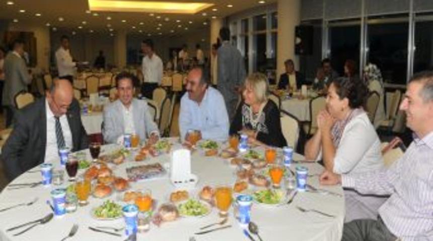 Meclis &uuml;yeleri ve muhtarlar iftarda buluştu