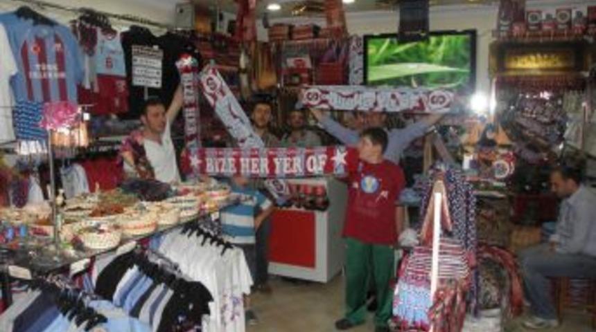 Gurbet&ccedil;iler, 'Bize Her Yer Of' &ccedil;ıkartmalarına b&uuml;y&uuml;k ilgi g&ouml;sterdi