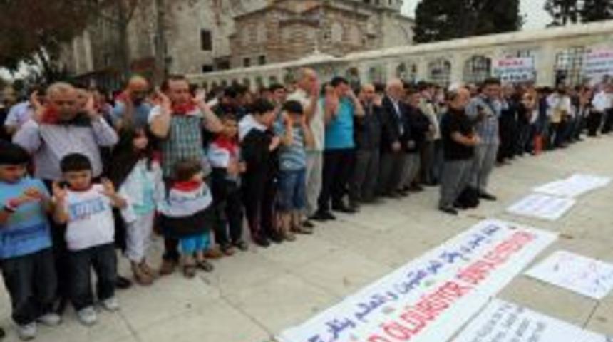 Suriye'de &ouml;len siviller i&ccedil;in Fatih Camii'nde gıyabı cenaze namazı kılındı
