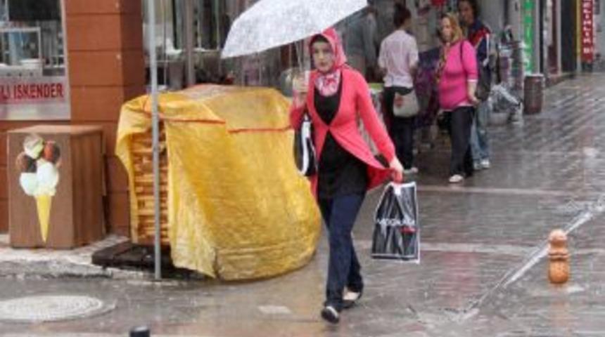 Samsun&rsquo;da sağanak yağmur serinlik getirdi