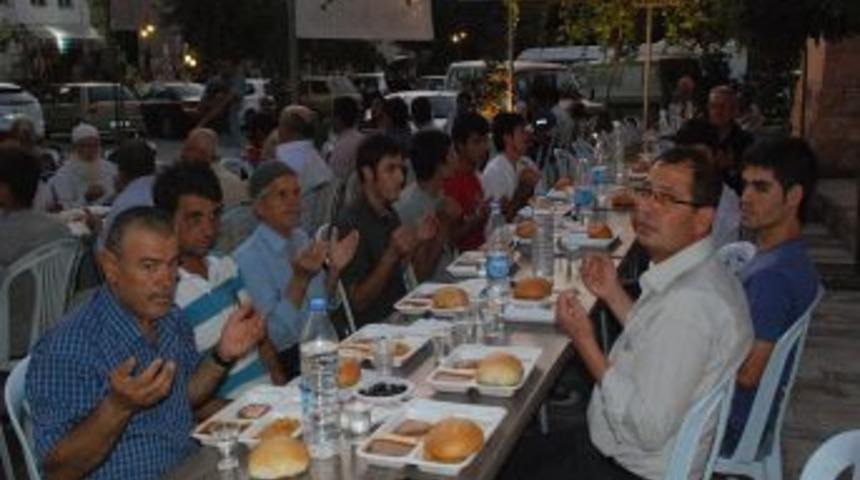 G&ouml;reme'deki iftar programları turistlerin de da ilgisini &ccedil;ekiyor