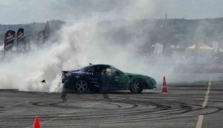 Asfaltı yakıp ge&ccedil;tiler: Tekirdağ&rsquo;da nefes kesen drift şovu