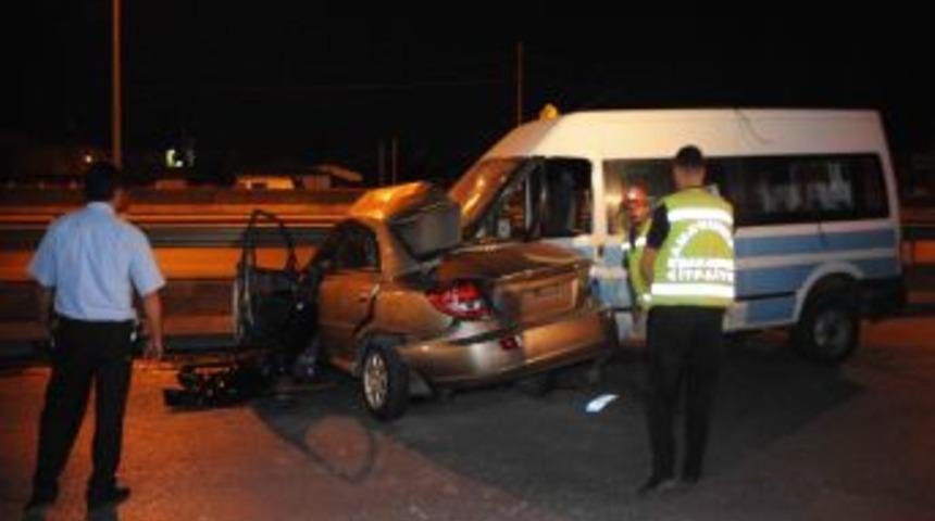 Otomobil minib&uuml;sle &ccedil;arpıştı: 2 &ouml;l&uuml;, 1 yaralı