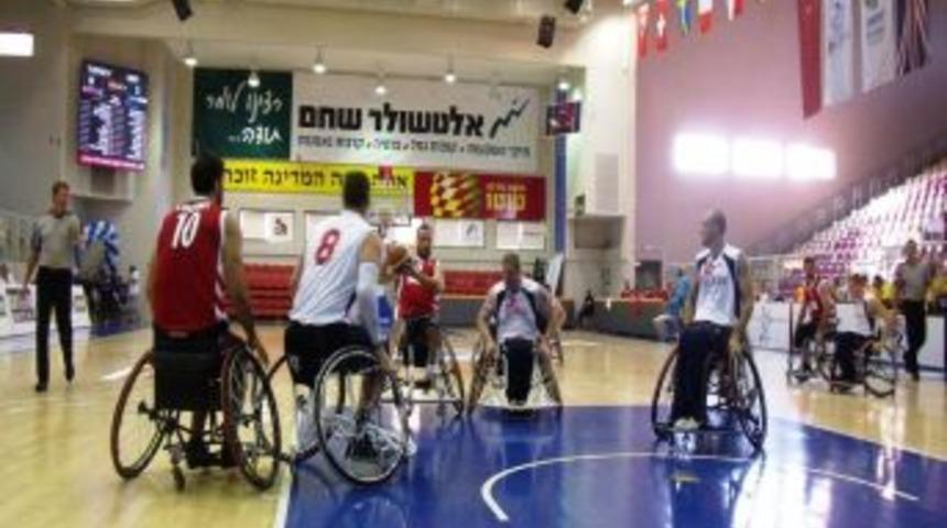 T&uuml;rkiye İngiltere&rsquo;yi farklı yendi 70&ndash;58