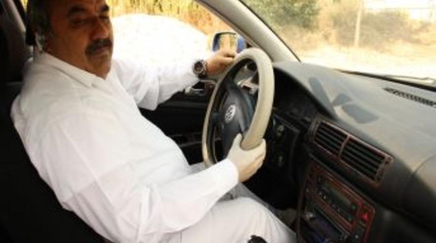 Protez kollarla araba kullanıyor