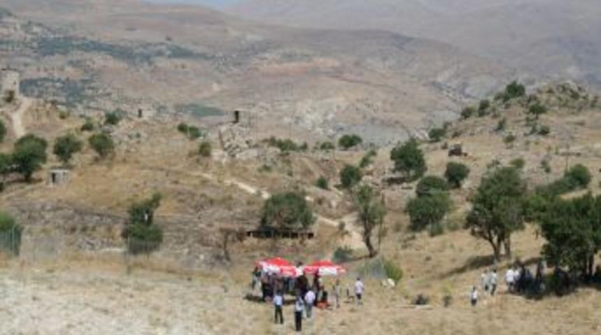 &Ccedil;emişgezek'te toplu mezar kazısında kemiklere ulaşıldı