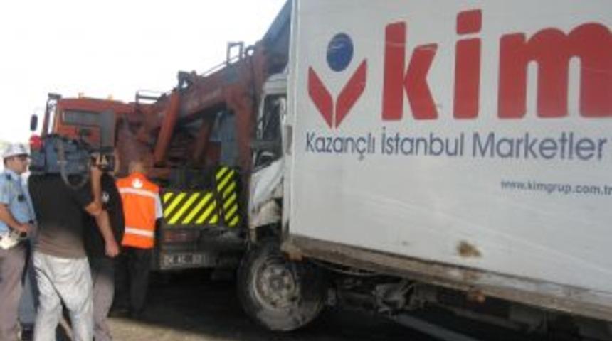 Yola fırlayan k&ouml;pek kamyoneti devirdi: 1 yaralı