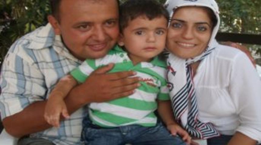 İki yaşındaki &ccedil;ocuğun g&ouml;zlerinin rengi, biri anneden biri babadan