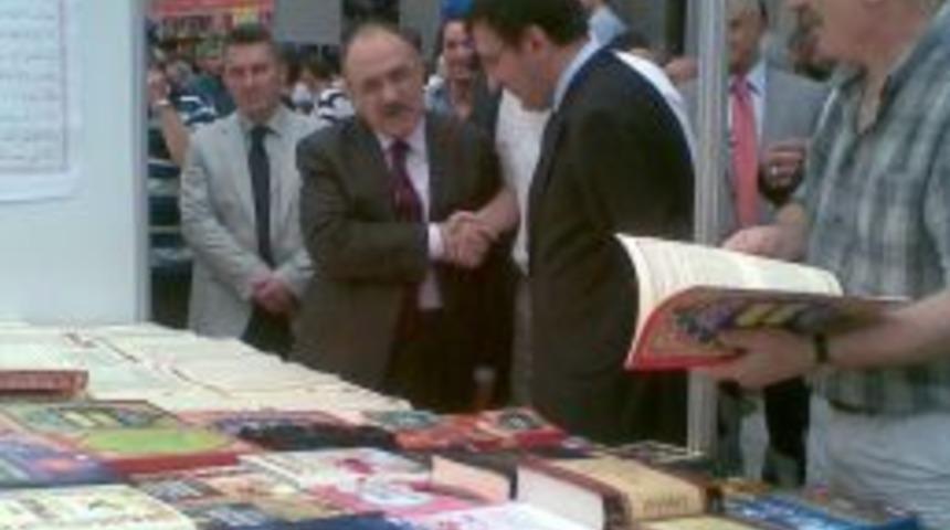 Davutoğlu, Suriye mesaisi yorgunluğunu kitap fuarında attı