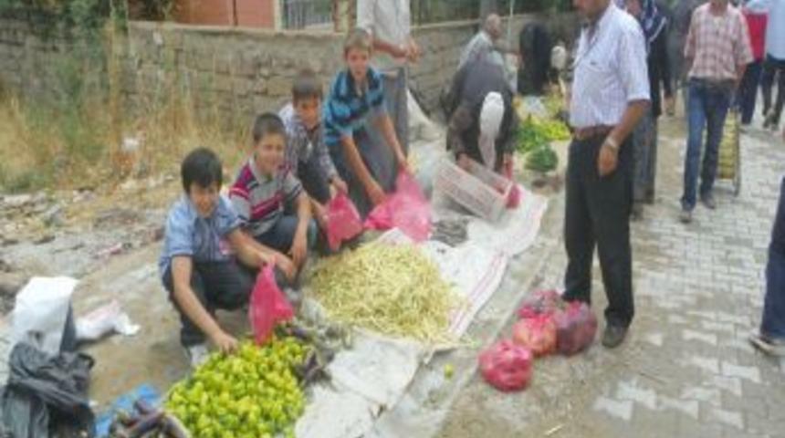 K&ouml;yl&uuml; &ccedil;ocuklar mahsul&uuml; satıp, gelirini Somali&rsquo;ye g&ouml;nderdi