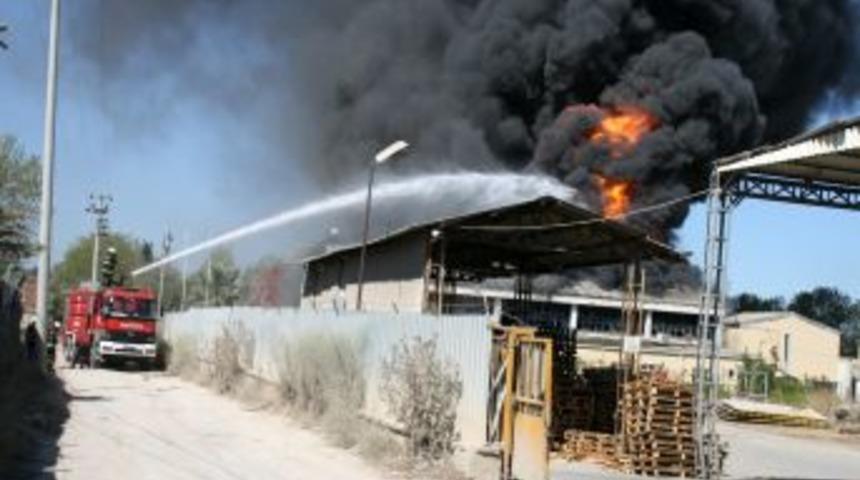 Gebze'de Polar Kimya'da b&uuml;y&uuml;k yangın