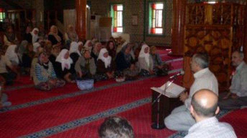 Salihli İl&ccedil;e M&uuml;ft&uuml;l&uuml;ğ&uuml; hacı adaylarına seminer verdi