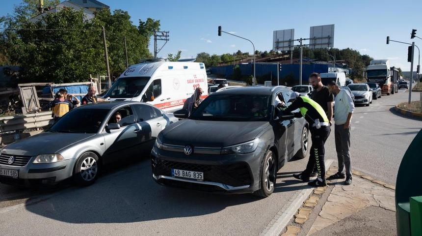 Kastamonu&rsquo;da cip ile hafif ticari ara&ccedil; &ccedil;arpıştı: 2 yaralı