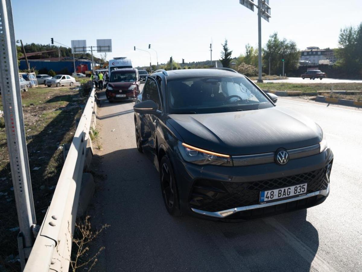 Kastamonu&rsquo;da cip ile hafif ticari ara&ccedil; &ccedil;arpıştı: 2 yaralı 1