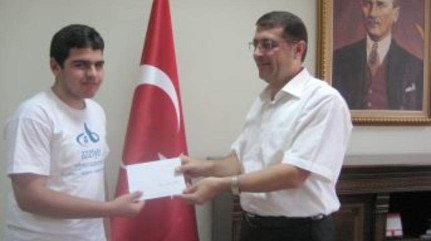 Paland&ouml;ken Kaymakamı matematik dahisi &ouml;ğrenciyi &ouml;d&uuml;llendirdi